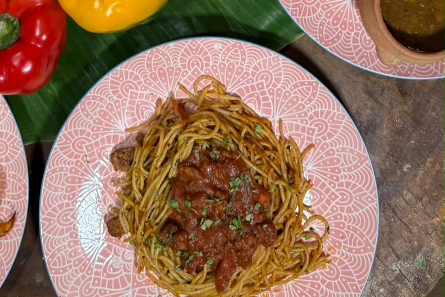 Macarrones con carne molida en salsa roja