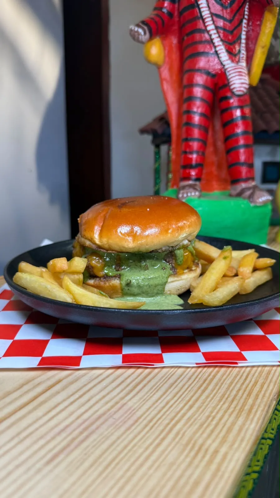 Hamburguesa especial de la casa con papas fritas