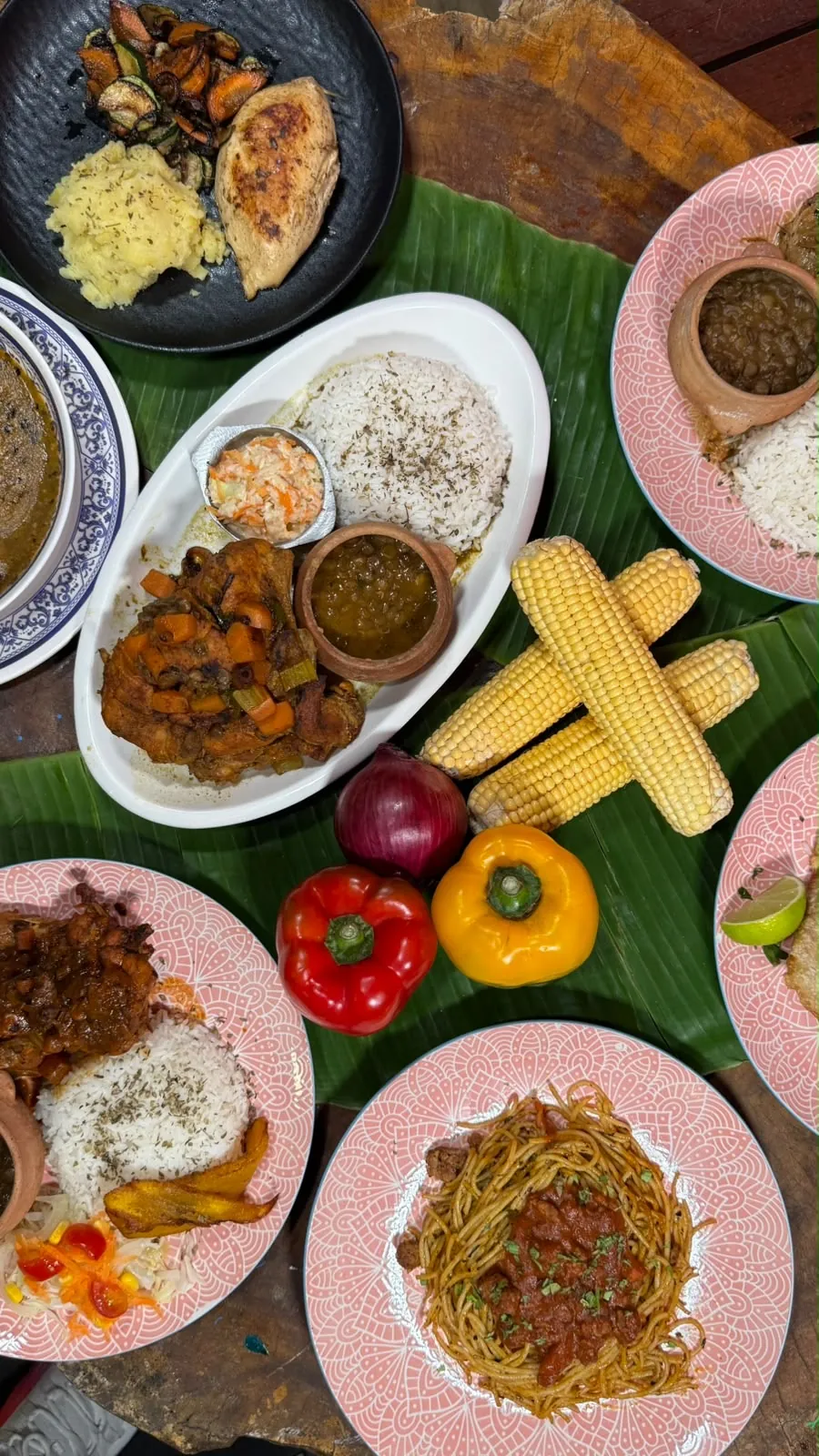 Mesa grande con múltiples platos panameños servidos