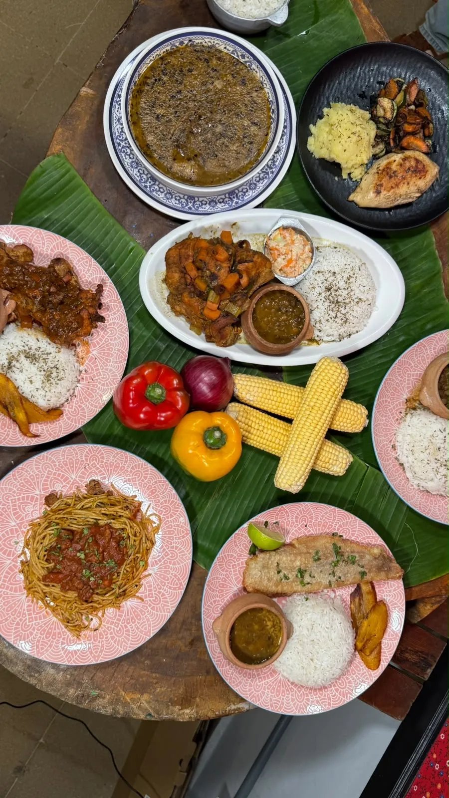 Variedad de platos panameños servidos sobre hojas de plátano