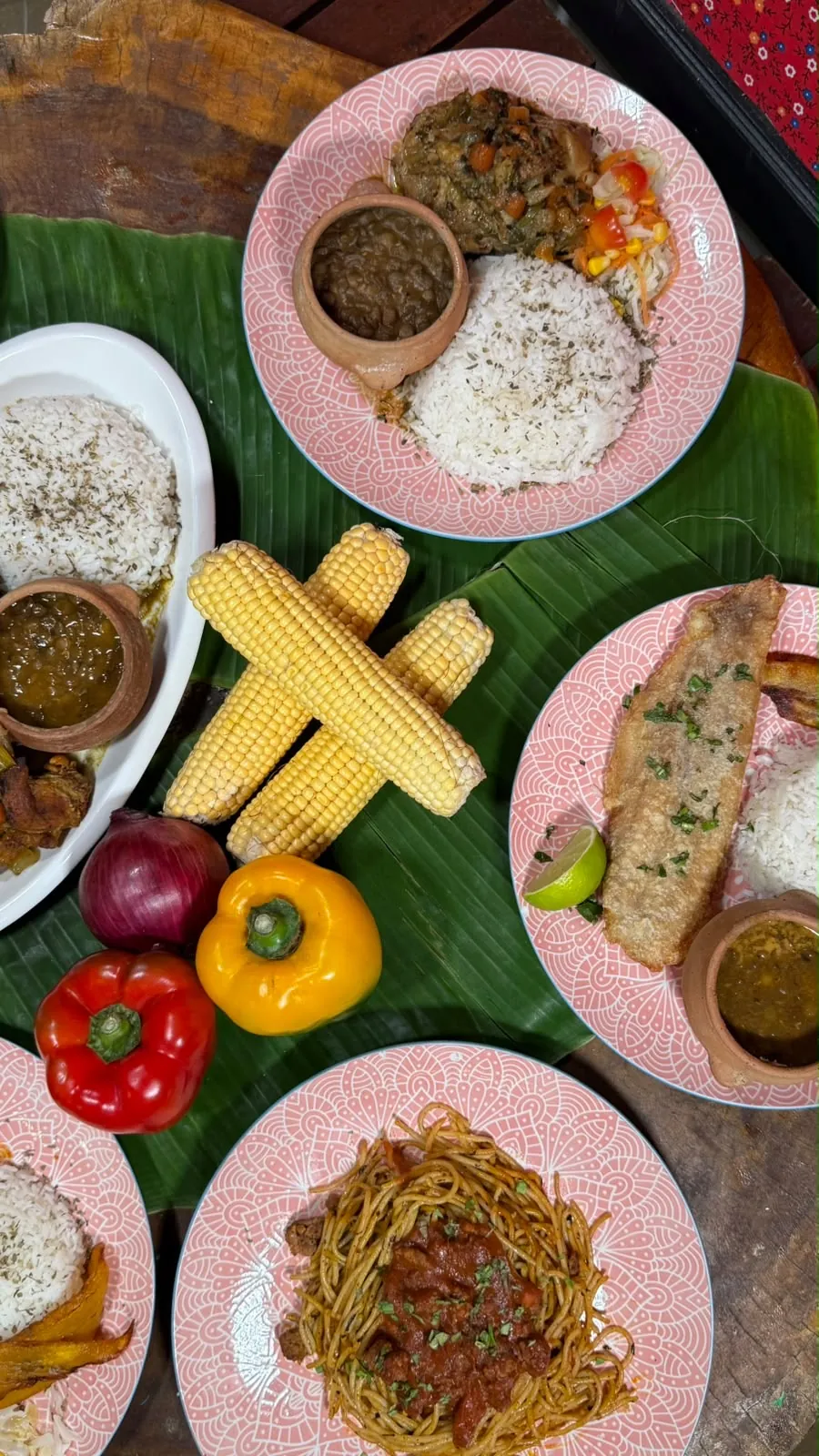 Mesa con espagueti, pescado y pollo guisado