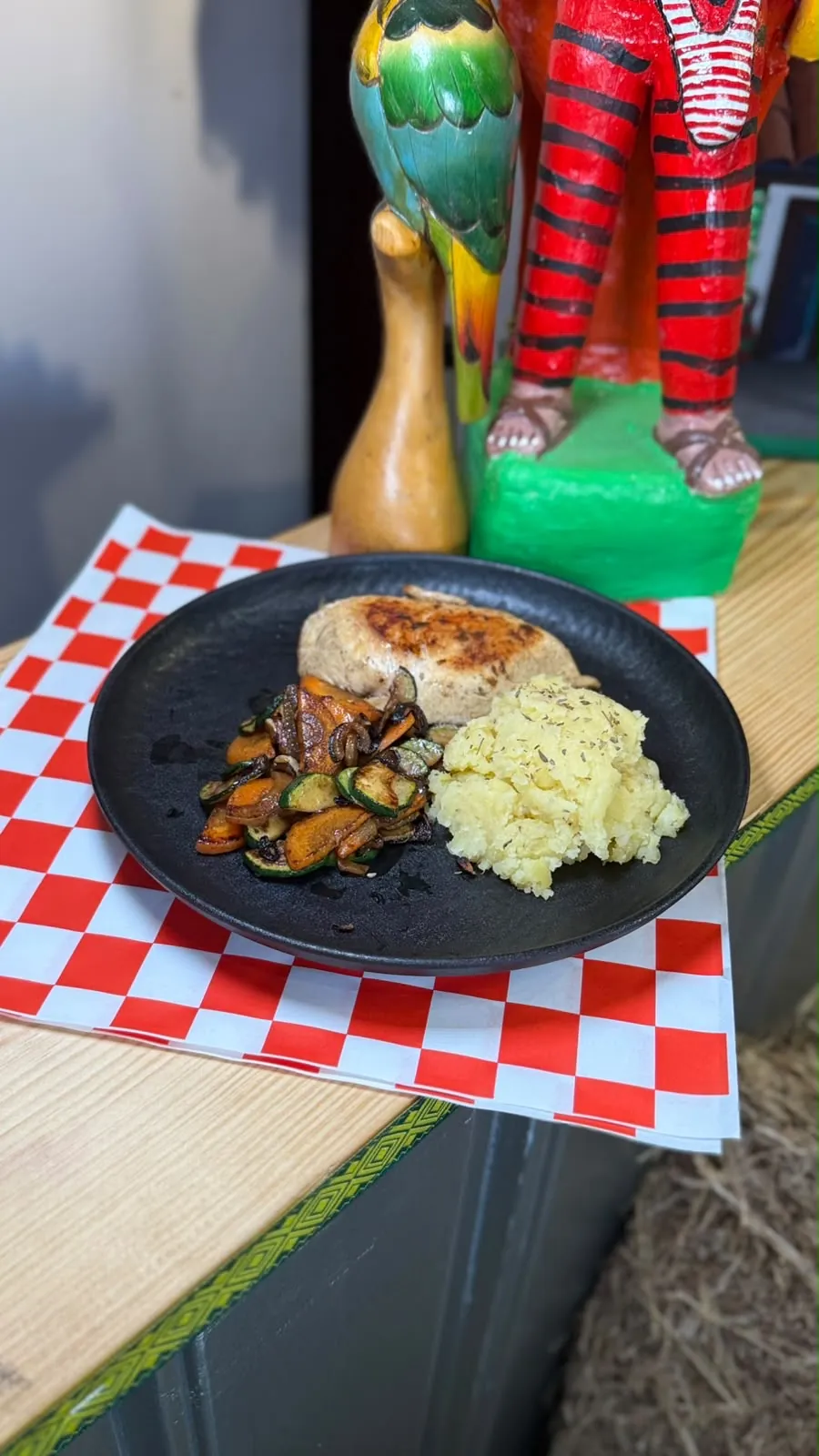Sopa de carne ahumada y variedad de platos panameños