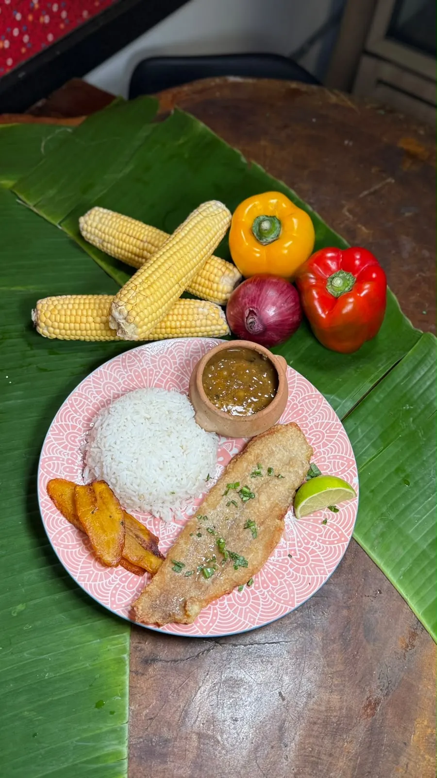 Filete de pescado frito con patacones y arroz
