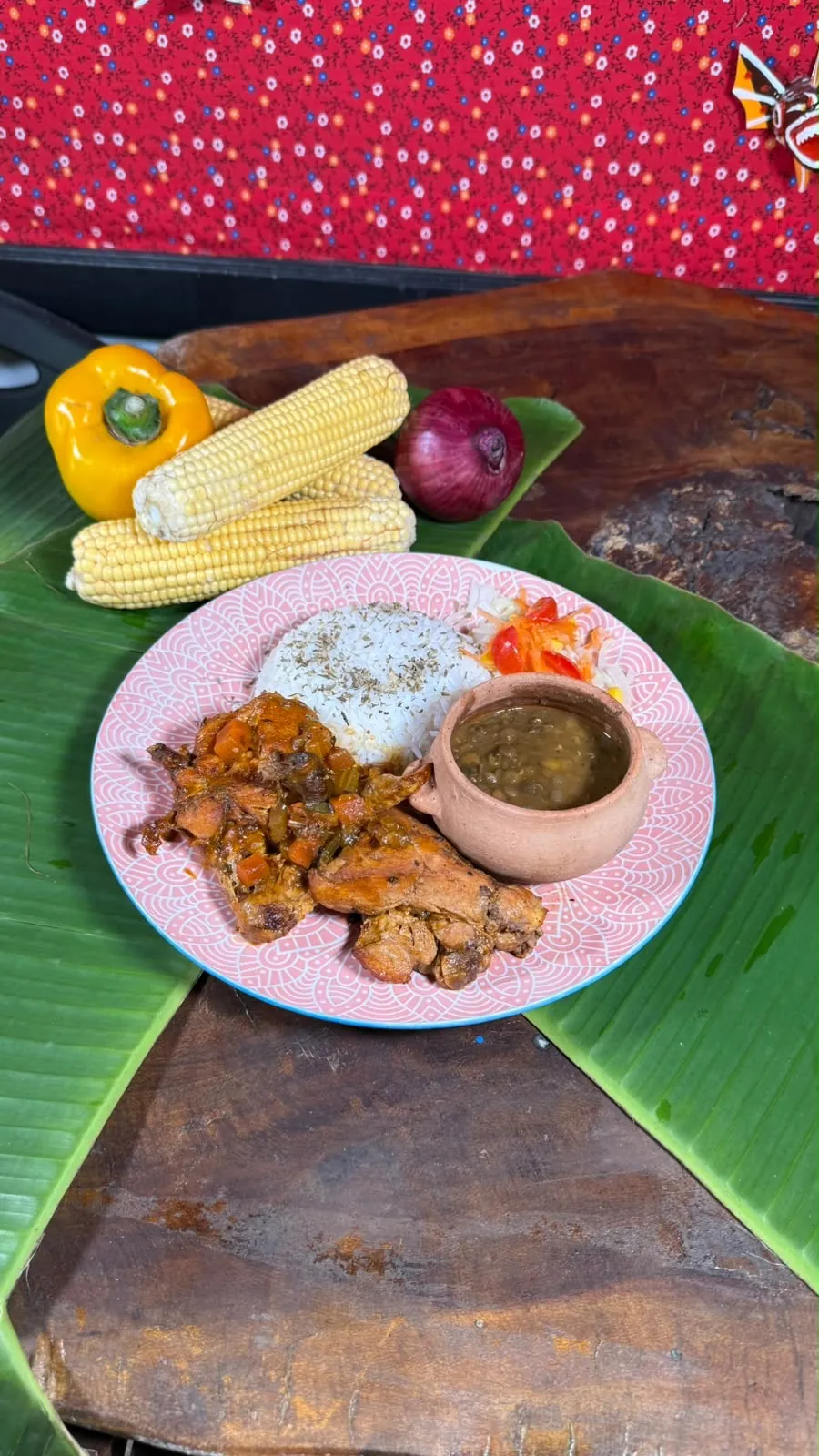 Pollo guisado con arroz y frijoles en olla de barro