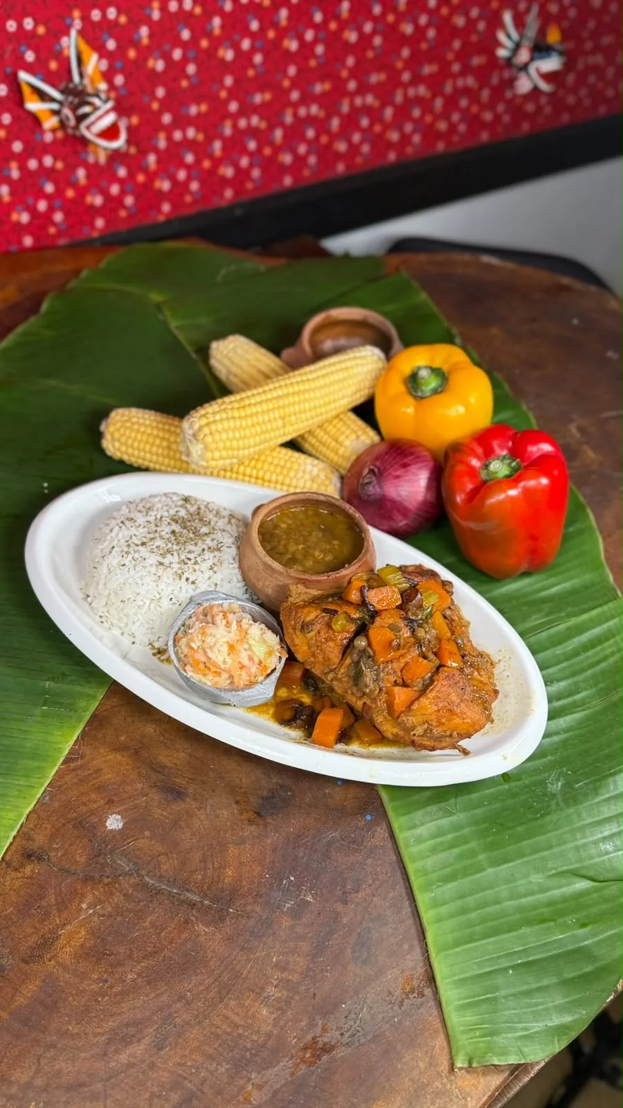 Piernas de pollo guisado con frijoles y maíz