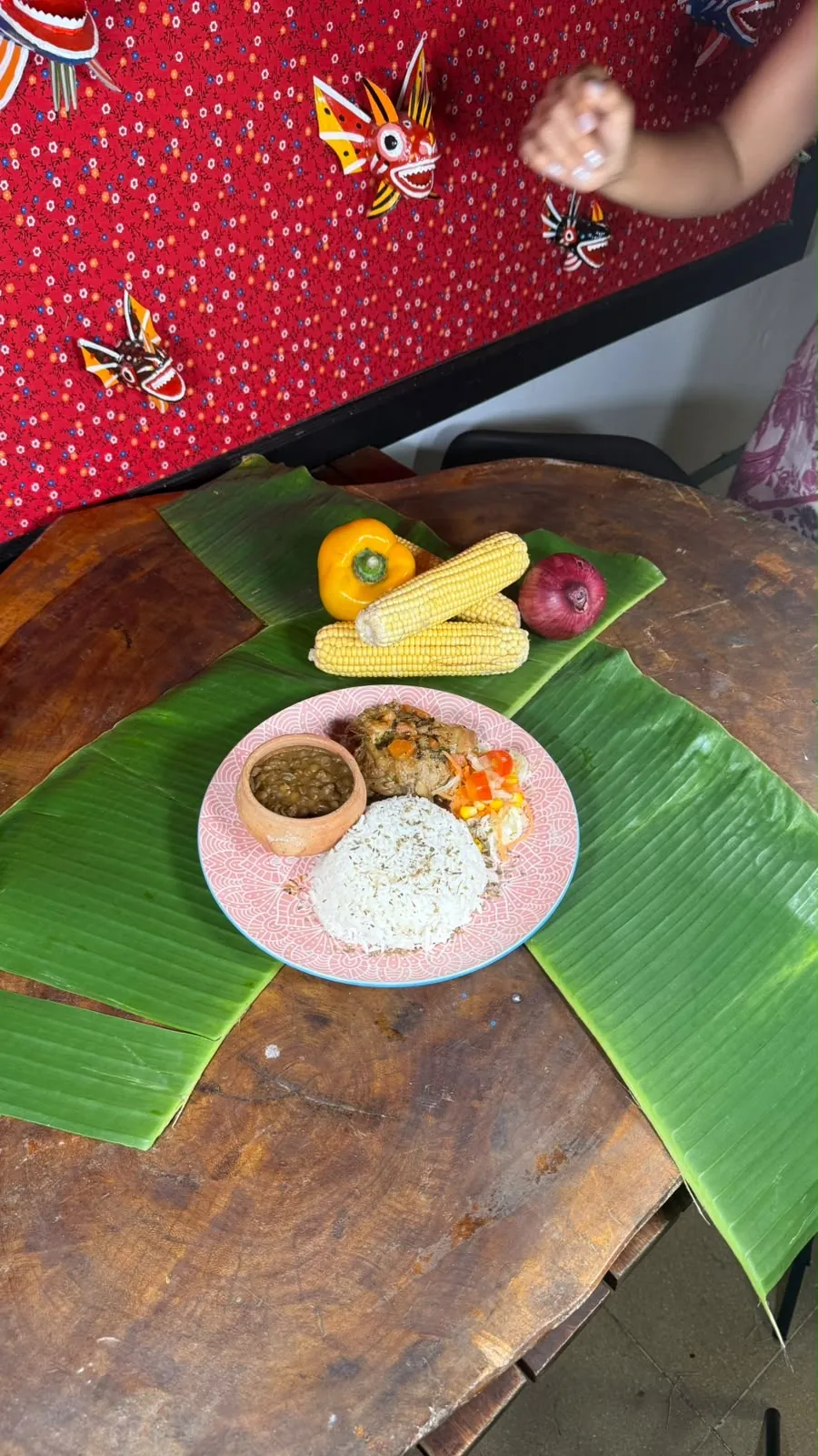 Pollo guisado servido sobre hoja de plátano