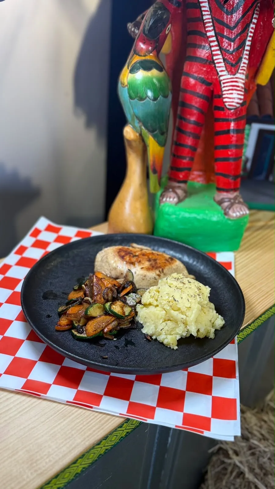 Pechuga a la plancha con puré de papa y vegetales